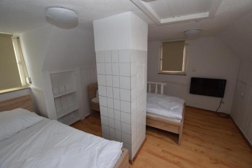 een slaapkamer met 2 bedden en een tv. bij AB Apartment Objekt 27 in Stuttgart