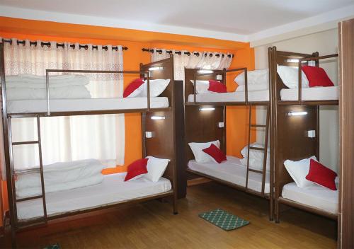 מיטה או מיטות קומותיים בחדר ב-Rambler Hostel Pvt Ltd