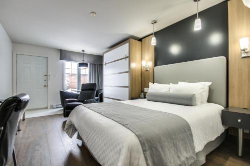 מיטה או מיטות בחדר ב-Hôtel Marineau Shawinigan