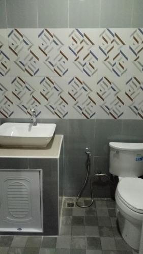 a bathroom with a sink and a toilet at Ban Thung Talay Mok Chiangdao in Chiang Dao
