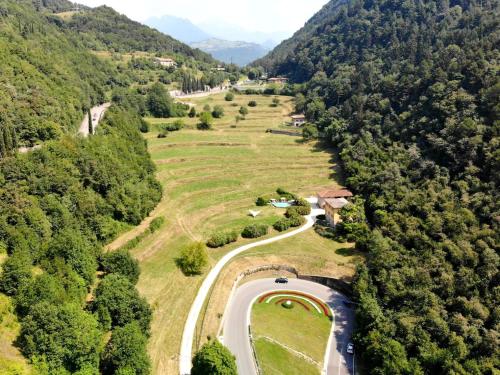 una vista aérea de una carretera en las montañas en Borgo Paradiso, en Tignale