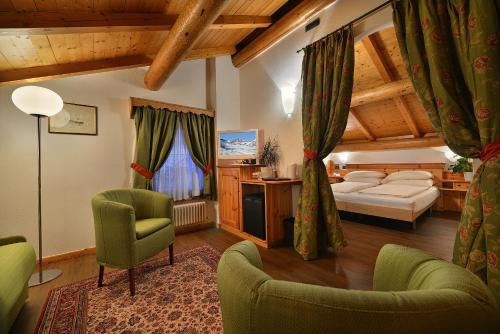 Postel nebo postele na pokoji v ubytování Hotel Livigno