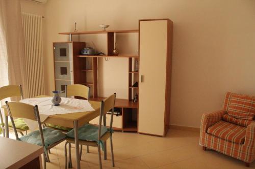 uma sala de jantar com mesa e cadeiras e uma cozinha em B&B Palatium S.G. em Palazzo San Gervasio