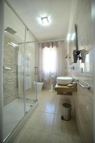 サン・ジョヴァンニ・テアティーノにあるB&B Oasi Degli Angeliのバスルーム(ガラス張りのシャワー、シンク付)