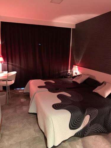 Una cama o camas en una habitación de La Suite Hotel