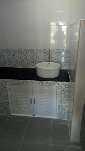 a bathroom with a sink and a white counter top at Ban Thung Talay Mok Chiangdao in Chiang Dao