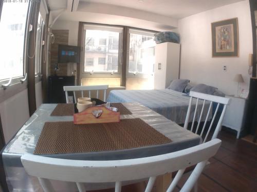 Habitación con mesa de comedor y cama en Apartment Esmeralda 740 Microcentro Downtown Area en Buenos Aires
