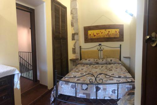 ein Schlafzimmer mit einem Bett in einem Zimmer in der Unterkunft IL MIGNOLO DI SAN GIOVANNI in San Demetrio neʼ Vestini