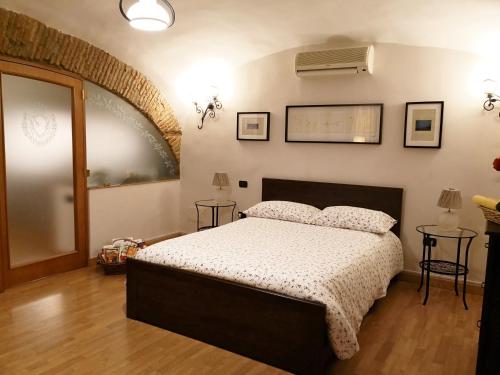 una camera con un letto di L' Arcata a Montesanto a Napoli