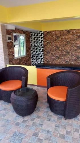 a restaurant with three chairs and a counter with at Ban Thung Talay Mok Chiangdao in Chiang Dao