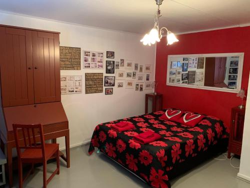 um quarto com uma cama, uma mesa e uma secretária em Nina`s GuestHouse, 30m2, 75m2 ja 85m2 tai koko talo 190m2 em Jämsä