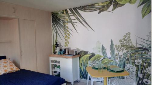 une chambre avec un lit, une table et des chaises dans l'établissement Le Studio 54, à Honfleur