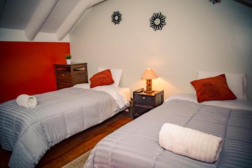 Postel nebo postele na pokoji v ubytování Kori Gems Inn