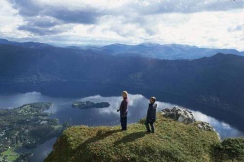 two people standing on top of a mountain at Skjerping gård in Lonevåg