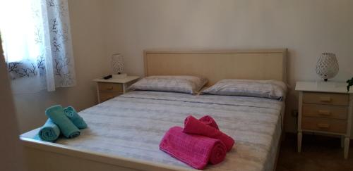 1 dormitorio con 2 toallas en una cama en Villa Sofia Affittacamere, en Porto Cesareo