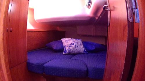 a small room with a blue seat with a pillow at Scugnizza Smeralda in Cannigione
