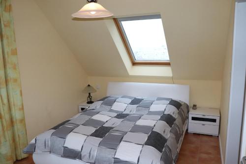 - une chambre avec un lit et une fenêtre dans l'établissement Ostseeblick, à Nienhagen