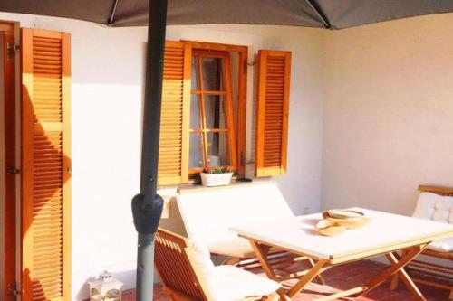 - une table et des chaises blanches dans une chambre avec fenêtre dans l'établissement Apartment Marjetica, à Moravske Toplice
