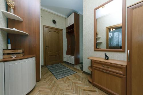 ein Bad mit einem Waschbecken und einem Spiegel in der Unterkunft Three-room apartments at the Polytechnic Institute in Kiew