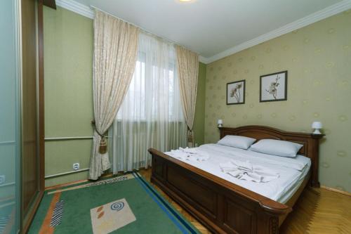 ein Schlafzimmer mit einem großen Bett und einem Fenster in der Unterkunft Three-room apartments at the Polytechnic Institute in Kiew