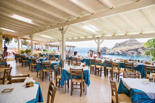 un ristorante con vista sull'oceano di Kavos Melissa Studios ad Agios Pavlos