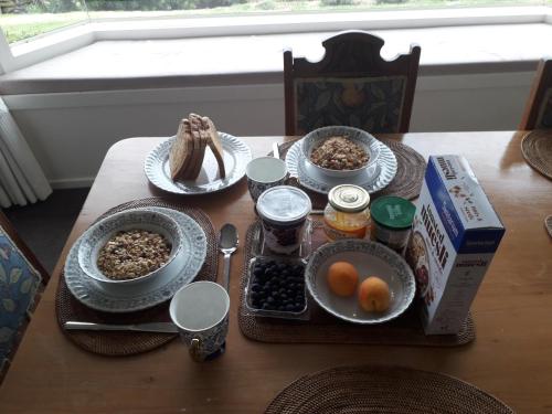 un tavolo con prodotti per la colazione sopra di Shurinji a Whanganui