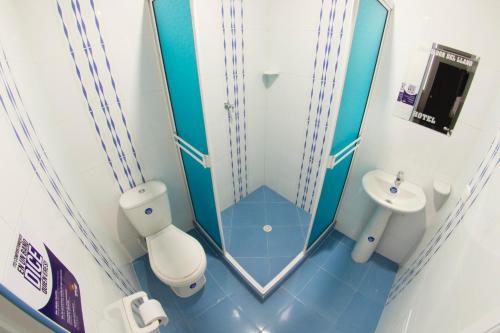 een kleine badkamer met een toilet en een wastafel bij Hotel Embajador del Llano in Villavicencio