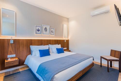 リスボンにあるAugusta Residence Apartmentsのベッドルーム(青い枕の大型ベッド1台付)
