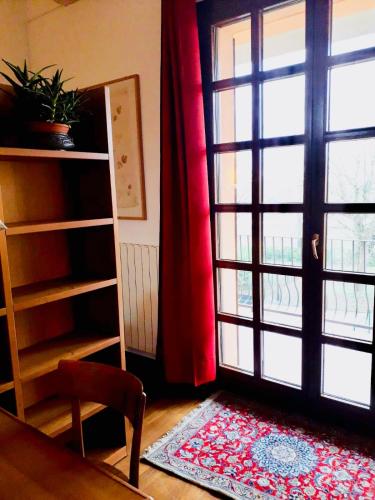 a room with a door and a table and a rug at B&B Mo Va Là in Budrio