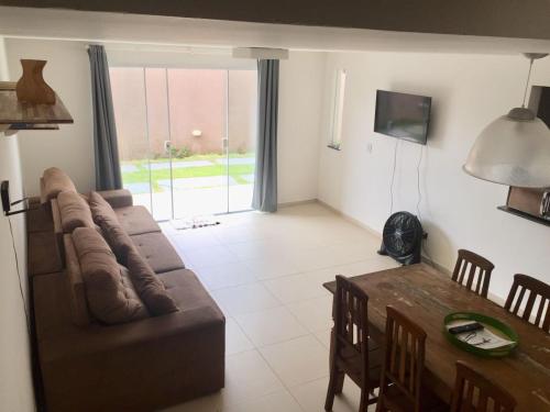 sala de estar con sofá y mesa en Casas de praia 2 e 3, en Cabo Frío