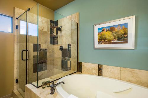 セドナにあるAlma De Sedona Inn B&Bの浴槽とガラスのシャワー付きのバスルーム