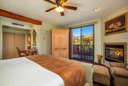 セドナにあるAlma De Sedona Inn B&Bのベッドと暖炉のある寝室