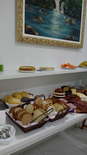 un montón de diferentes tipos de pasteles en exhibición en Pousada Vô Juca, en Gravatal