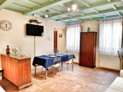 A television and/or entertainment centre at Appartamento Luna 36 in centro a Firenze