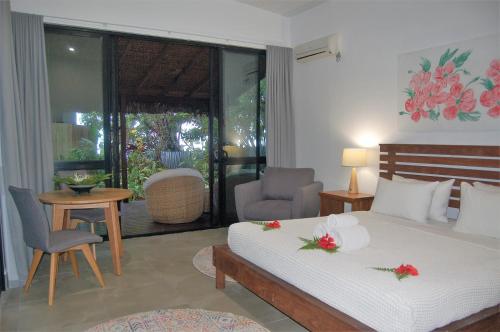 Ένα ή περισσότερα κρεβάτια σε δωμάτιο στο Barrier Beach Resort