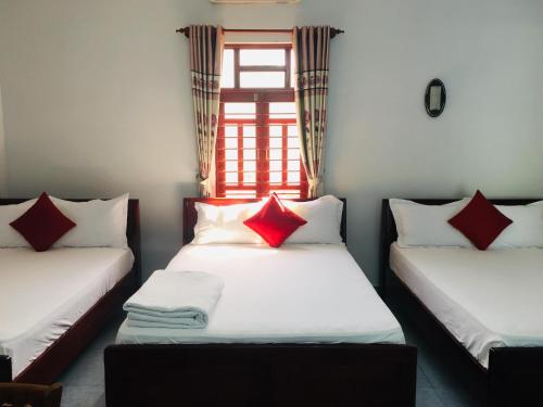 2 camas en una habitación con ventana en Minh Ngoc Hotel, en Mui Ne