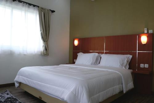 Postel nebo postele na pokoji v ubytování Diyar Villas Puncak H1/6