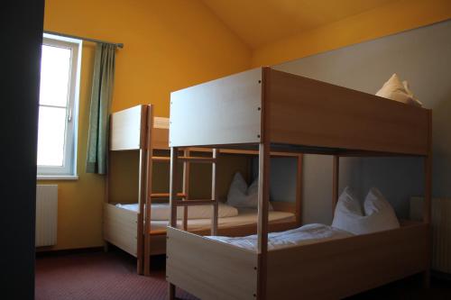Giường trong phòng chung tại Aktiv Hotel Ötztal