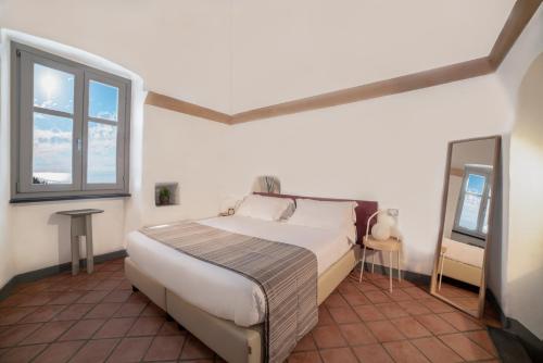 een slaapkamer met een groot bed en een raam bij Veretiis Home in Borgio Verezzi