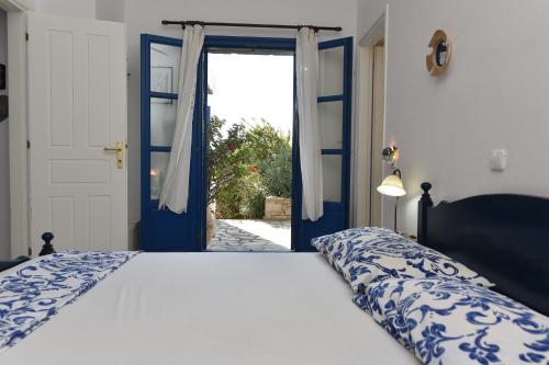 Llit o llits en una habitació de Villa Sophia Paros - Beachfront Villa