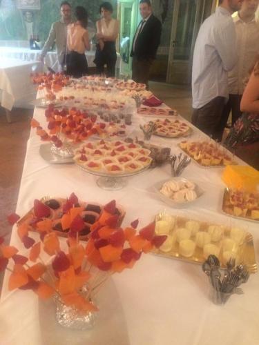 een tafel met veel verschillende soorten voedsel erop bij Corte Breda, Agriturismo Bed&Breakfast in Chiari