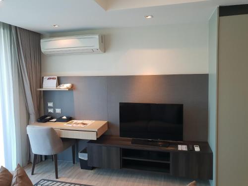 Телевизор и/или развлекательный центр в Somerset Ekamai Bangkok