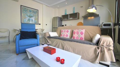 Een zitgedeelte bij Living-Sevilla Apartments San Lorenzo