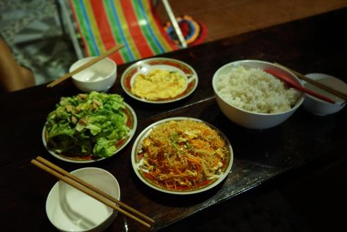 una tavola ricoperta di ciotole di cibo e riso di Bai Huong homestay a Hoi An