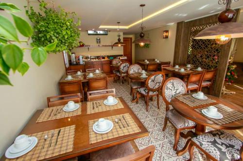 En restaurant eller et andet spisested på Pousada Caminho dos Plátanos