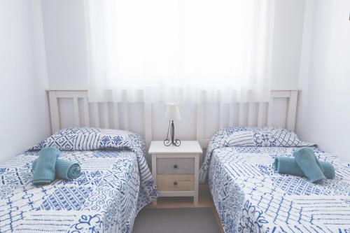 two beds sitting next to each other in a bedroom at Villa Julia in Riumar