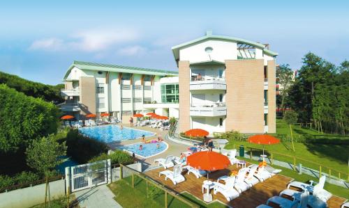 ein Hotel mit einem Pool und einem Resort in der Unterkunft Residenza Al Parco in Bibione