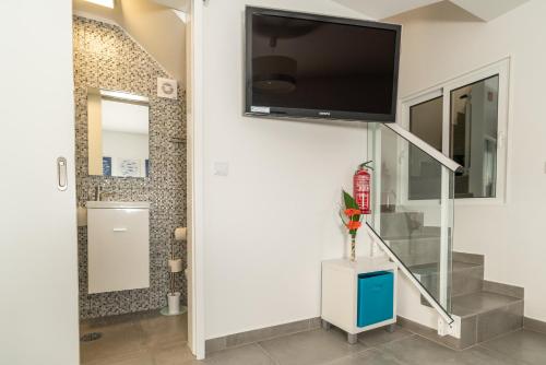 TV a/nebo společenská místnost v ubytování Casa das bonecas 2 # Private Garage Included #