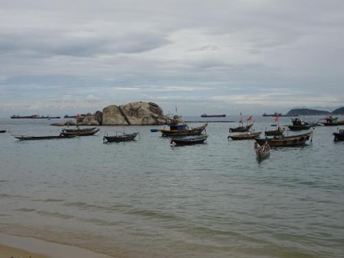 un gruppo di barche in acqua su una spiaggia di Bai Huong homestay a Hoi An