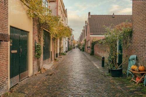 an empty alley way with buildings and fruits on a table at SOEPP hotel & restaurant in Alkmaar